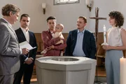 Die Familie ist an der Taufe friedlich vereint, v.li.: Pfarrer, Julian Koechlin als Michi Wyss, Rumo Wehrli als Liam Belucci, Jérôme Humm als Lorenz Wyss, Sophie Hutter als Sarah Wyss Die Familie ist an der Taufe friedlich vereint, v.li.: Pfarrer, Julian Koechlin als Michi Wyss, Rumo Wehrli als Liam Belucci, Jérôme Humm als Lorenz Wyss, Sophie Hutter als Sarah Wyss
