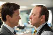 Der brave Angestellte Nick (Jason Bateman, l.) leidet unter seinem sadistischen Boss Dave Harken (Kevin Spacey, r.), doch ist ein Mord wirklich die L&ouml;sung?