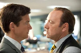 Der brave Angestellte Nick (Jason Bateman, l.) leidet unter seinem sadistischen Boss Dave Harken (Kevin Spacey, r.), doch ist ein Mord wirklich die L&ouml;sung?