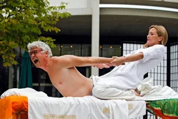 Theresa (Suzanne von Borsody) leitet ein spirituelles Wellness-Studio. Sie nutzt die Gelegenheit, um ihren verhassten Exmann Gerd (Henry H&uuml;bchen) einmal richtig durchzukneten.