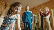 &bdquo;Fit in Gerlau&ldquo; geht viral: Enkelin Emma (Selma Suckf&uuml;ll, re.) filmt Katleen (Ann-Sophie Schindler, li.) und Christa (Steffi K&uuml;hnert, Mitte) beim Training.