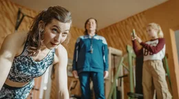 &bdquo;Fit in Gerlau&ldquo; geht viral: Enkelin Emma (Selma Suckf&uuml;ll, re.) filmt Katleen (Ann-Sophie Schindler, li.) und Christa (Steffi K&uuml;hnert, Mitte) beim Training.
