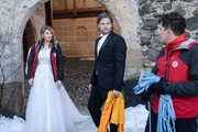 Inmitten eines Hochzeitsfoto-Shootings geht ein Notruf ein. F&uuml;r Katharina (Luise B&auml;hr, l.) und Markus (Sebastian Str&ouml;bel, M.) bleibt keine Zeit f&uuml;r ein Outfit-Wechsel. Rudi (Michael Pascher, r.) traut seinen Augen kaum.