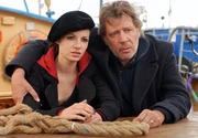 Heiner (Jan Fedder) schenkt seiner Tochter Jenny (Julia Hartmann) endlich reinen Wein ein.