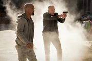 L - R: Shemar Moore als Sergeant Daniel 'Hondo' Harrelson, Patrick St. Esprit als Commander Robert 'Bob' Hicks.