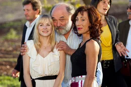 Darinka (Andrea Eckert) und Mirko (Karl Fischer) nehmen Lisa (Jasmin Schwiers, 2. von links) in ihre gro&szlig;e kroatische Familie auf.