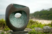 In der windgepeitschten Abgeschiedenheit des Cornwalls fand Barbara Hepworth die Inspiration f&uuml;r ihre symboltr&auml;chtigsten Werke abstrakter Bildhauerei.