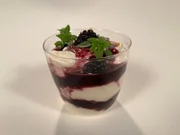 Hans-Jörg Bachmeier kocht Topfenmousse mit Brombeer Grütze. Hans-Jörg Bachmeier kocht Topfenmousse mit Brombeer Grütze.