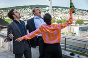 Feiern ihren Zwischenerfolg: v.l. Julian Koechlin als Michi Wyss, Johannes Hegemann als Adam Weber, Lou haltiner als Elodie Duchamps Feiern ihren Zwischenerfolg: v.l. Julian Koechlin als Michi Wyss, Johannes Hegemann als Adam Weber, Lou haltiner als Elodie Duchamps