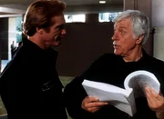 Steve (Barry Van Dyke, l.) und sein Vater Mark (Dick Van Dyke, r.) lesen in Kirsten Foxx' Manuskript ersch&uuml;tternde Tatsachen, die bei der Ver&ouml;ffentlichung einen Skandal ausl&ouml;sen w&uuml;rden.