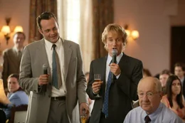 Den beiden Hochzeits-Crasher John Beckwith (Owen Wilson, r.) und Jeremy Grey (Vince Vaughn, l.) sind in ihrem Element. Denn auf einer Hochzeit lassen sich durchaus einige h&uuml;bsche M&auml;dels aufrei&szlig;en ...