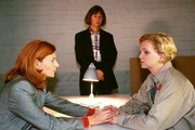 Sylvia (Susanne Leutenegger, li.) versucht Bine (Anette Hellwig) davon zu &uuml;berzeugen, in Revision zu gehen (hi. Claudia Loerding).