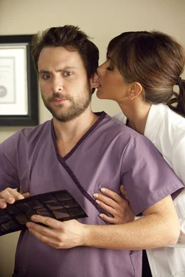 L-R: Dale Arbus (Charlie Day), Dr. Julia Harris (Jennifer Aniston)