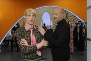 Bruno (K. Dieter Klebsch, r.) setzt Virgin (Chris Gebert, l.) unter Druck und m&ouml;chte von diesem die Nummer von dessen erfundenem Bruder J&uuml;rgen haben. Da Virgin sp&uuml;rt, dass Bruno ein sehr privates Interesse an J&uuml;rgen hat, l&auml;sst er sich darauf ein, weiter den Hetero zu spielen ...