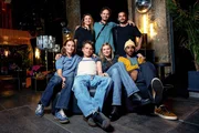 Hinten, v.l.: Produzentin Sophie Toth, Headautor und Regisseur Eric Andreae, Director of Photography Fabian Kimoto. Vorne, v.l.: Sylvie Marinkovic als Sandra Belart, Dimitri Stapfer als Markus Birri, Helen Wills als Eva Birri, Kay Kysela als Robin Ayden.