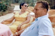 Josip Broz Tito und seine Ehefrau Jovanka Broz im Garten ihres Hauses auf der adriatischen Insel Vanga. Wer war dieser Mann, der Jugoslawien &uuml;ber Jahrzehnte hinweg unangefochten regierte, wirklich?
