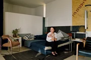 Eileen Gray (Natalie Radmall-Quirke) entwarf ebenfalls die gesamte Inneneinrichtung des Hauses E.1027. Ihre M&ouml;bel gelten heute als Ikonen des modernen Designs. (Spielszene)