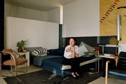Eileen Gray (Natalie Radmall-Quirke) entwarf ebenfalls die gesamte Inneneinrichtung des Hauses E.1027. Ihre M&ouml;bel gelten heute als Ikonen des modernen Designs. (Spielszene)