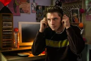 M&auml;ge nimmt ein Ohr von dem gemeinsamen Hit-Song aus der Zukunft: Dimitri Stapfer als Markus.