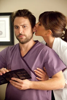 Eigentlich mag Dale (Charlie Day, l.) seinen Job als Zahnarztassistent, w&auml;re da nicht die sexuell aggressive Dr. Harris (Jennifer Aniston, r.), die ihm die Arbeit zur H&ouml;lle macht ...