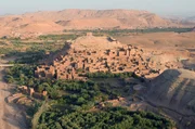 Einige der Gebäude des Dorfes Aït-Ben-Haddou gehen bis auf das 17. Jahrhundert zurück. Selbst Hollywood dreht aufgrund der spektakulären Szenerie immer wieder in dieser Gegend. Einige der Gebäude des Dorfes Aït-Ben-Haddou gehen bis auf das 17. Jahrhundert zurück. Selbst Hollywood dreht aufgrund der spektakulären Szenerie immer wieder in dieser Gegend.