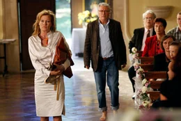 Theresa (Suzanne von Borsody, links) und ihr Exmann Gerd (Henry H&uuml;bchen, 2. von links) wollen im letzten Moment die Hochzeit ihrer Tochter verhindern.