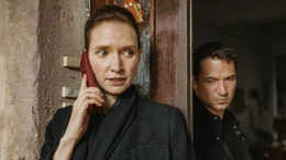 Mike (Marc Benjamin) belauscht heimlich ein Telefonat von Serafina (Frida-Lovisa Hamann).