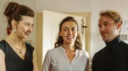 Katleen (Ann-Sophie Schindler, li.), Daniela (Lucie Heinze, Mitte) und ihr Mann Totti (Max Woelky, re.) in Gedanken an den toten &bdquo;Vati&ldquo;.