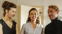 Katleen (Ann-Sophie Schindler, li.), Daniela (Lucie Heinze, Mitte) und ihr Mann Totti (Max Woelky, re.) in Gedanken an den toten &bdquo;Vati&ldquo;.
