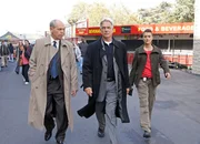 Ermitteln in einem neuen Fall: FBI Agent T.C. Fornell (Joe Spano, l.), Special Agent Leroy Jethro Gibbs (Mark Harmon, M.) und Special Agent Ziva David (Cote de Pablo, r.)