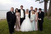 Im Bild (v.li.): Larry Joe Campbell (Trauzeuge), Rachel McAdams (Claire Cleary), Geoff Stults (Craig Garthe), Jennifer Alden (Christina Cleary), Christopher Walken (Finanzminister William Cleary), Ellen Albertini Dow (Grandma Mary Cleary), Jane Seymour (Kathleen Cleary), Keir O'Donnell (Todd Cleary)