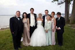 Im Bild (v.li.): Larry Joe Campbell (Trauzeuge), Rachel McAdams (Claire Cleary), Geoff Stults (Craig Garthe), Jennifer Alden (Christina Cleary), Christopher Walken (Finanzminister William Cleary), Ellen Albertini Dow (Grandma Mary Cleary), Jane Seymour (Kathleen Cleary), Keir O'Donnell (Todd Cleary)