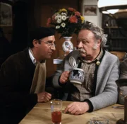 Von links: Herr Schenk (Henry van Lyck) und Meister Eder (Gustl Bayrhammer). Von links: Herr Schenk (Henry van Lyck) und Meister Eder (Gustl Bayrhammer).