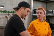 Sarah (Sophie Reiml) kommt im Gespr&auml;ch mit Leon (Joel Akg&uuml;n) eine Idee, wie sie herausfinden kann, ob Philipp wirklich noch in sie verliebt ist.