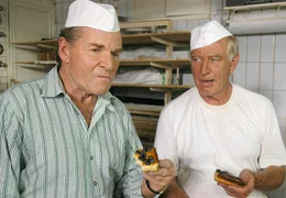 Bei dem B&auml;cker Herbert (Siegfried Rauch) frischt Richard (Fritz Wepper) Kindheitserinnerungen auf.