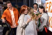 Irene (Petra Blossey, 2.v.l.) ist &uuml;berw&auml;ltigt, wieder zu Hause zu sein. Von links: Bambi (Ben Heinrich), Irene (Petra Blossey), Ute (Isabell Hertel), Paco (Milos Vukovic) und Sina (Valea Scalabrino)