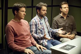 Die Tipps eines "Mord-Beraters" bringen die Angestellten Nick (Jason Bateman, l.), Dale (Charlie Day, M.) und Kurt (Jason Sudeikis, r.) in einige Schwierigkeiten ...