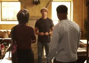 (v.l.n.r.) Fatima Namazi (Medalion Rahimi); Marty Deeks (Eric Christian Olsen); Devin Roundtree (Caleb Castille)