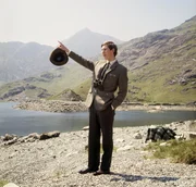 Der 20-j&auml;hrige Prinz Charles vor dem Snowdon-Berg in Wales