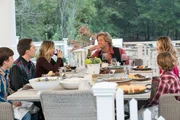 Selbst der Besuch bei Rustys Schwester Audrey (Leslie Mann, 2.v.r.) und ihrem Mann Stone (Chris Hemsworth) wird f&uuml;r James (Skyler Gisondo, l.), Rusty (Ed Helms, 2.v.l.), Debbie (Christina Applegate, 3.v.l.) und Kevin (Steele Stebbins, r.) zur Geduldsprobe ...