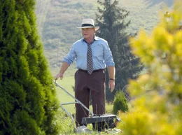 Langsam st&ouml;&szlig;t Richard (Fritz Wepper) bei der Hotelarbeit, wozu auch die Pflege der Gr&uuml;nfl&auml;chen geh&ouml;rt, an seine Grenzen.