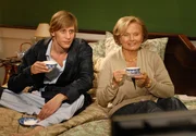 Der tumorkranke Erich (Martin Glade) wird von seiner Tante Lottie (Ruth Maria Kubitschek) gepflegt.