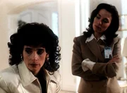 Mary Capshaw (Marta Martin, re.), eine ehemalige Prostituierte, versucht, die Bordellchefin Kirsten Foxx (Theresa Saldana) zu &uuml;berreden, die Biografie, in der sie auch erw&auml;hnt wird, nicht zu ver&ouml;ffentlichen.