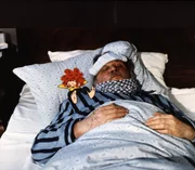 Meister Eder (Gustl Bayrhammer) ist krank und muss das Bett hüten. Pumuckl versucht, ihn aufzumuntern, aber Eder hat keinen Nerv für diverse Späßchen. Stattdessen soll der Kobold in der Apotheke Kopfschmerztabletten kaufen. Meister Eder (Gustl Bayrhammer) ist krank und muss das Bett hüten. Pumuckl versucht, ihn aufzumuntern, aber Eder hat keinen Nerv für diverse Späßchen. Stattdessen soll der Kobold in der Apotheke Kopfschmerztabletten kaufen.