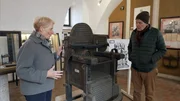Dr. Regina Seyrl f&uuml;hrt durch die Folterausstellung