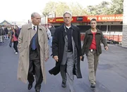 Ermitteln in einem neuen Fall: FBI Agent T.C. Fornell (Joe Spano, l.), Special Agent Leroy Jethro Gibbs (Mark Harmon, M.) und Special Agent Ziva David (Cote de Pablo, r.)