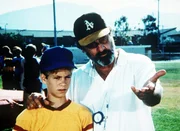 Mark (Victor French, r.) freundet sich mit dem behinderten Todd (Paul Walker, l.) an. Obwohl seine Eltern sich nicht um ihn kümmern, wollen sie Todd nicht zur Adoption freigeben. Mark (Victor French, r.) freundet sich mit dem behinderten Todd (Paul Walker, l.) an. Obwohl seine Eltern sich nicht um ihn kümmern, wollen sie Todd nicht zur Adoption freigeben.