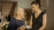 Beim Totenschmaus: &bdquo;Fit in Gerlau&ldquo;-Mitarbeiterin Katleen (Ann-Sophie Schindler, re.) und Bea (Wenka von Mikulicz, li.).