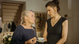 Beim Totenschmaus: &bdquo;Fit in Gerlau&ldquo;-Mitarbeiterin Katleen (Ann-Sophie Schindler, re.) und Bea (Wenka von Mikulicz, li.).