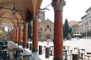 Rotgl&uuml;hend und rebellisch: Bologna ist eine Stadt, deren Farbe zum Wahrzeichen wurde. Hier ist Rot nicht nur die Farbe der Terrakotta-Fassaden, sondern auch der politischen Einstellung &ndash; die Stadt gilt als Hochburg der italienischen Linken.